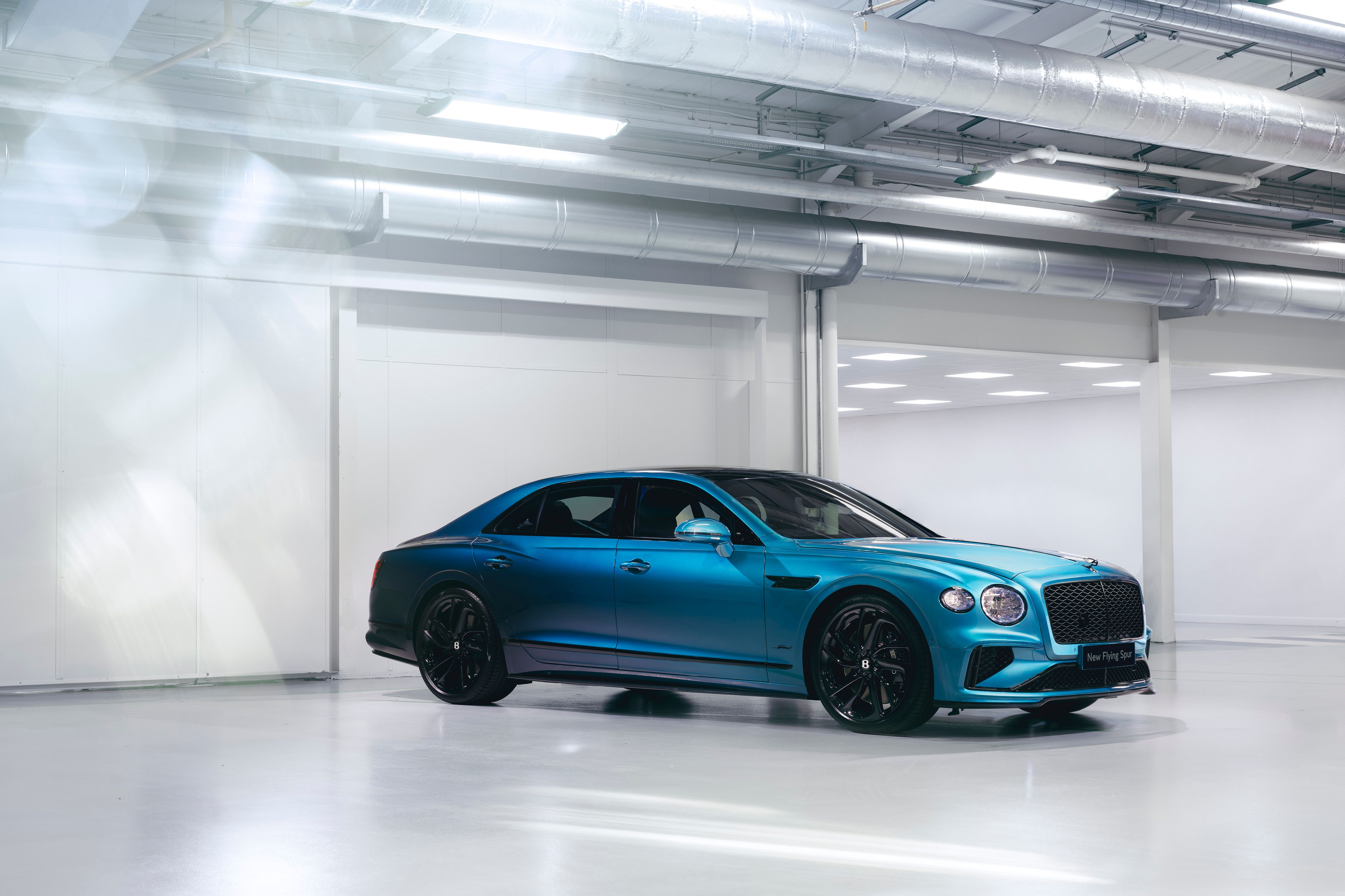 Bentley Unveils First Sedan with Stunning 'Ombré by Mulliner' Finish The Ultimate Luxury of the Flying Spur.jpg