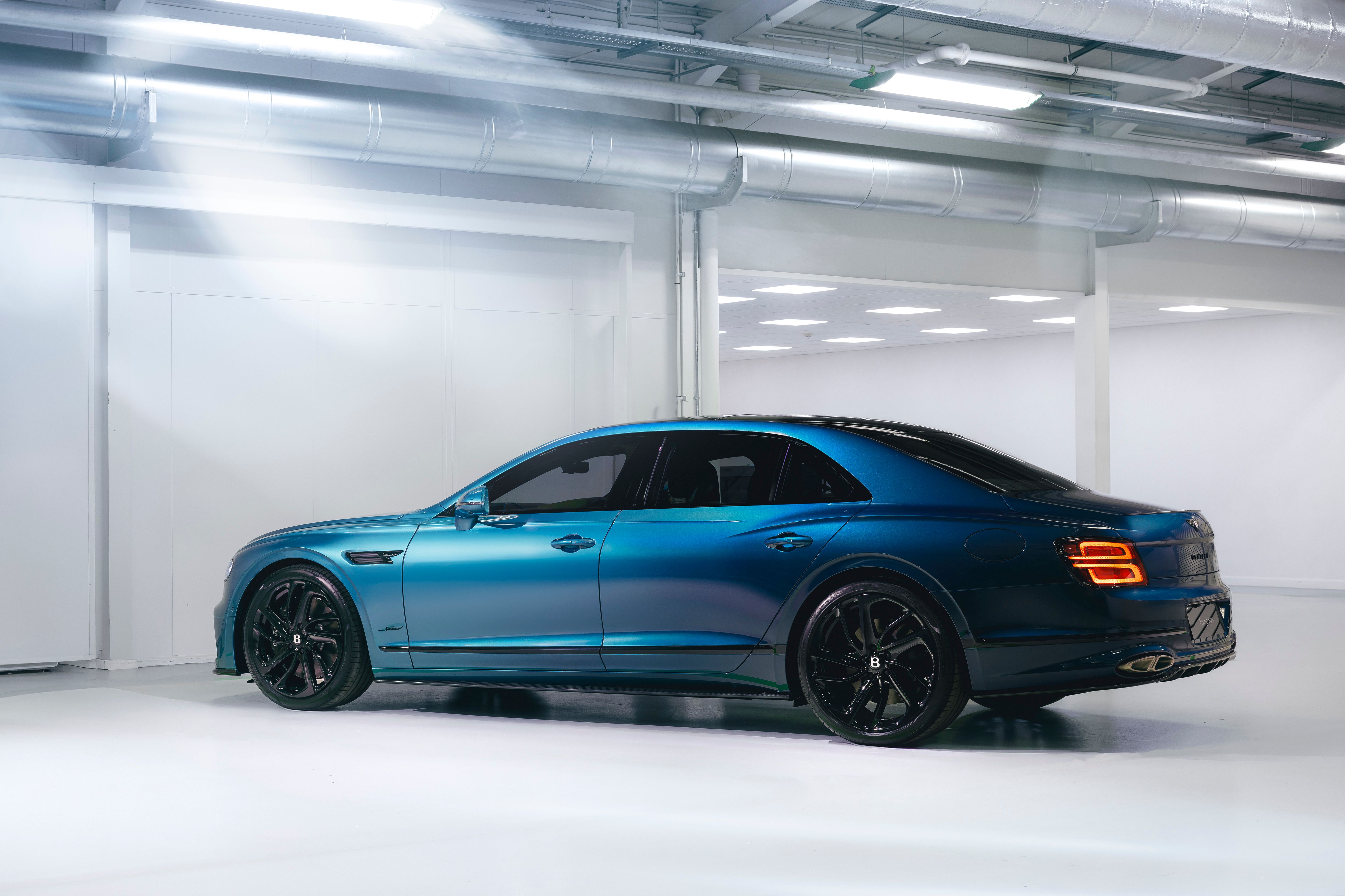 Bentley Unveils First Sedan with Stunning 'Ombré by Mulliner' Finish The Ultimate Luxury of the Flying Spur 1.jpg