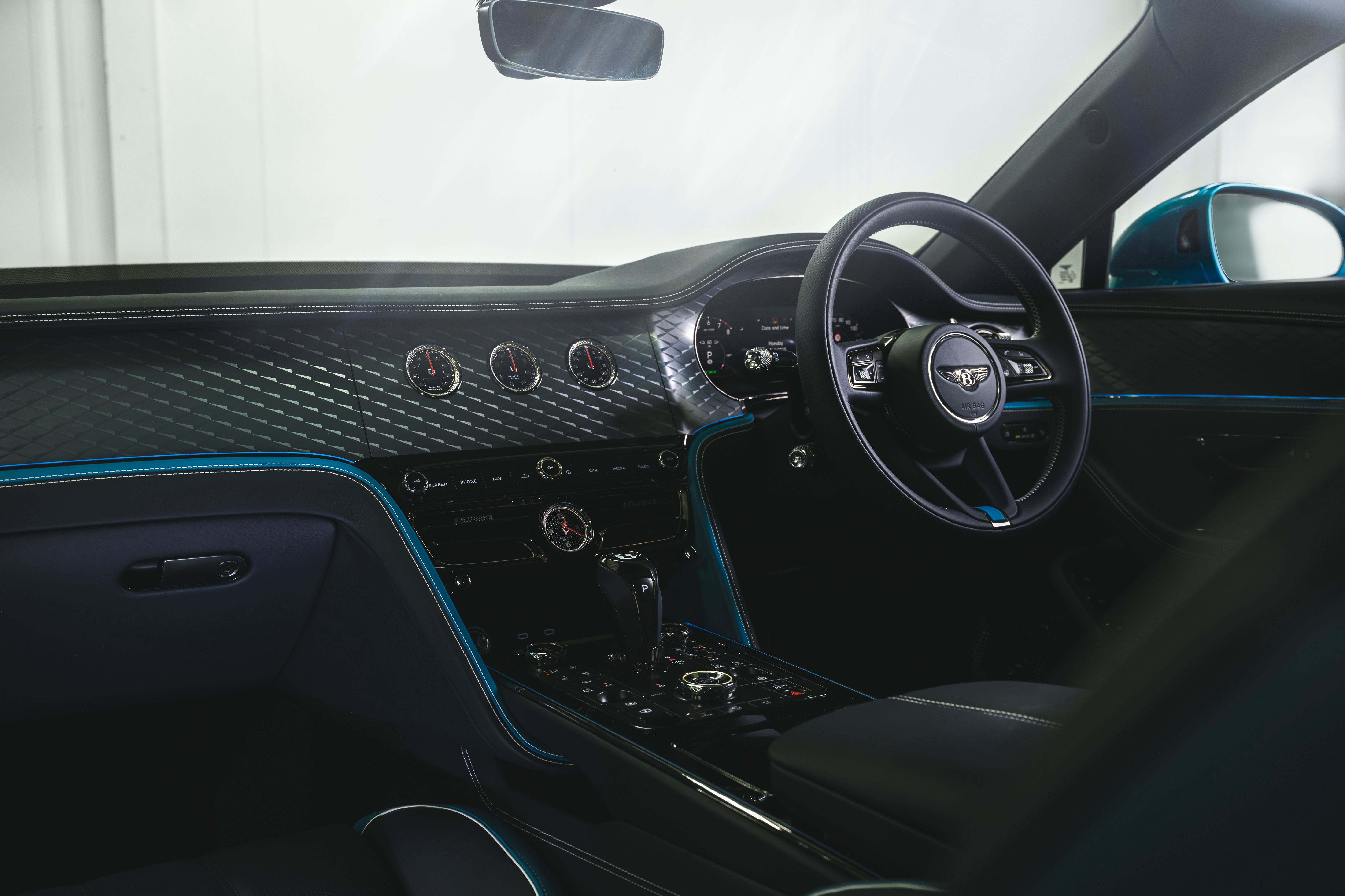 Bentley Unveils First Sedan with Stunning 'Ombré by Mulliner' Finish The Ultimate Luxury of the Flying Spur 3.jpg