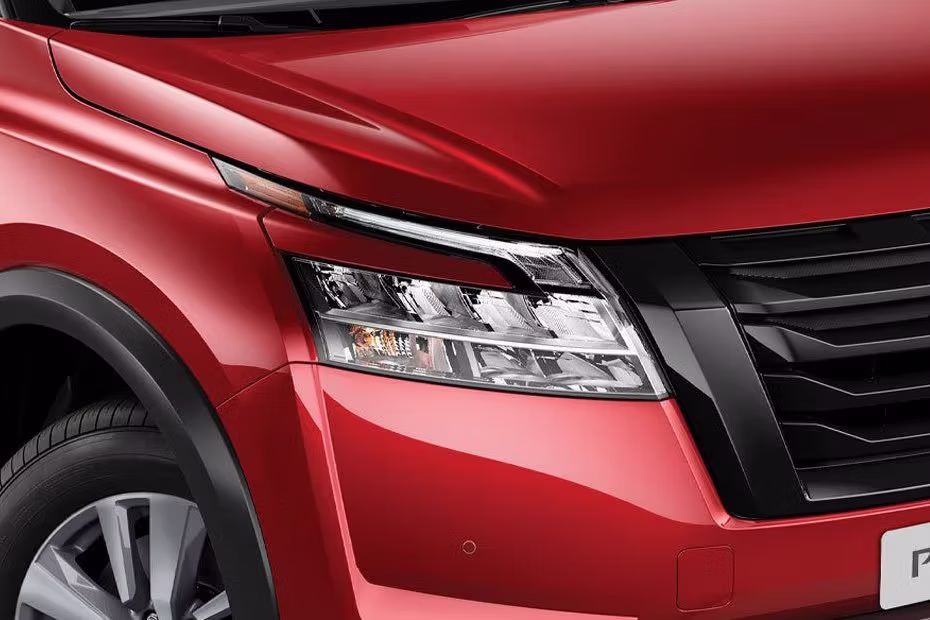 Nissan Pathfinder Front Headlight