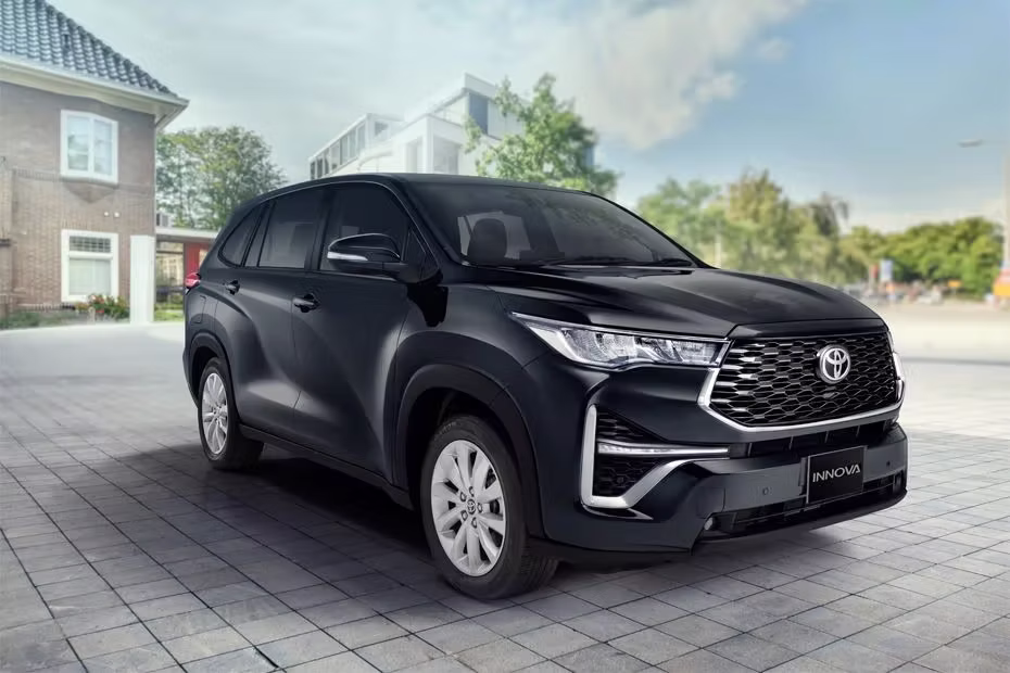 Toyota Inova Hycross Front And Rear View With Alloy Wheel