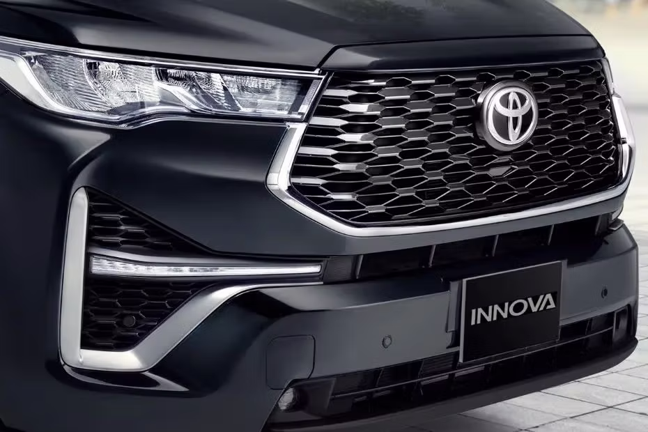 Toyota Innova Hycross Grill View
