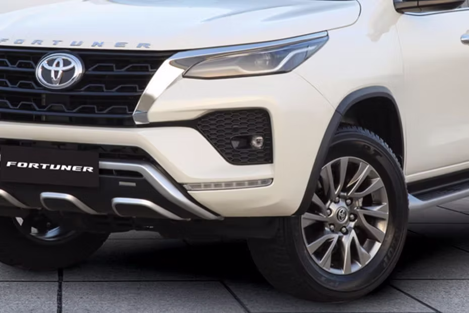 Toyota Fortuner Front LED DRL And Fog Lame Grill View