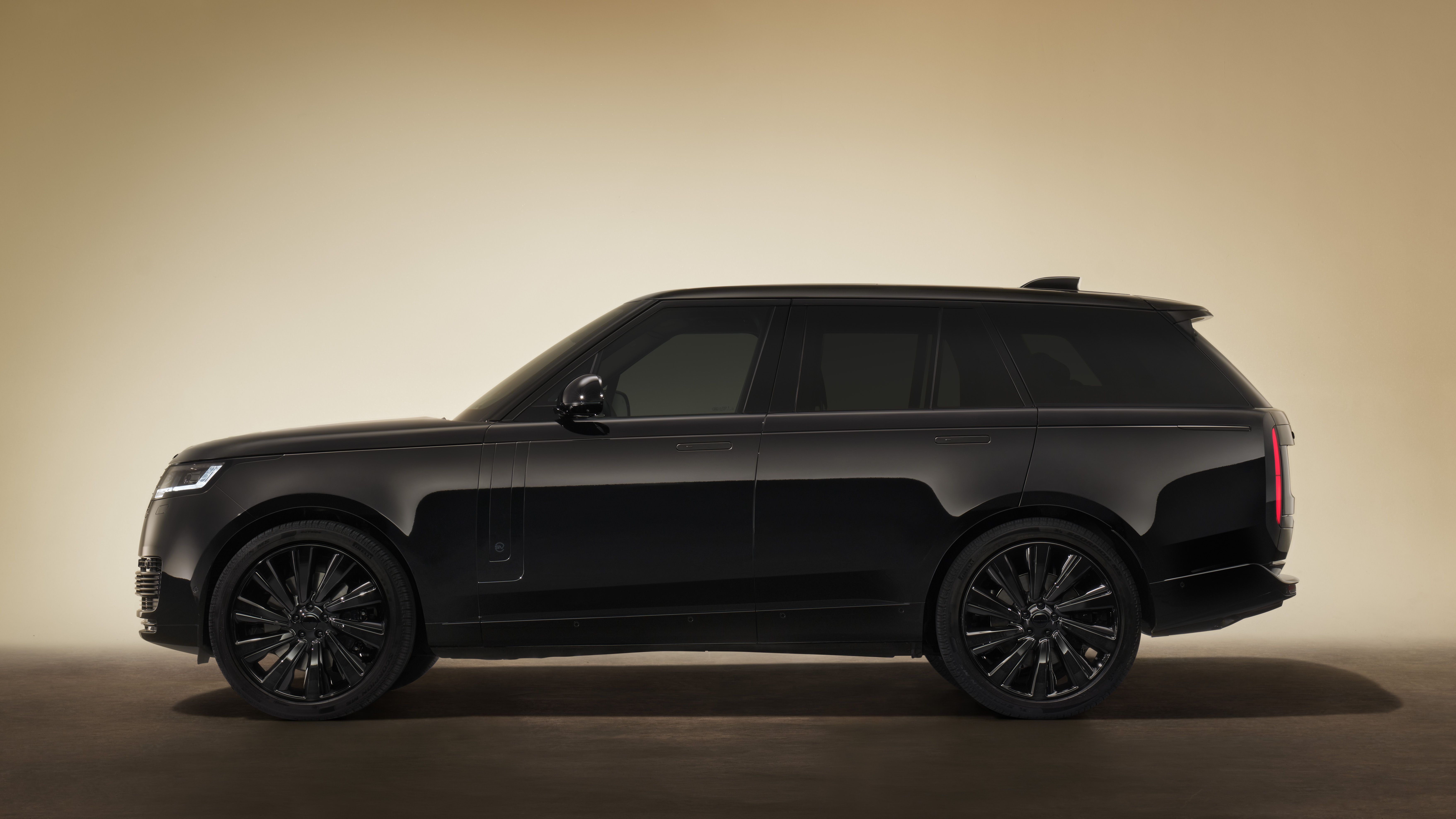 Range Rover SV Black 2025 A Bold Fusion of Luxury and Technology.jpg