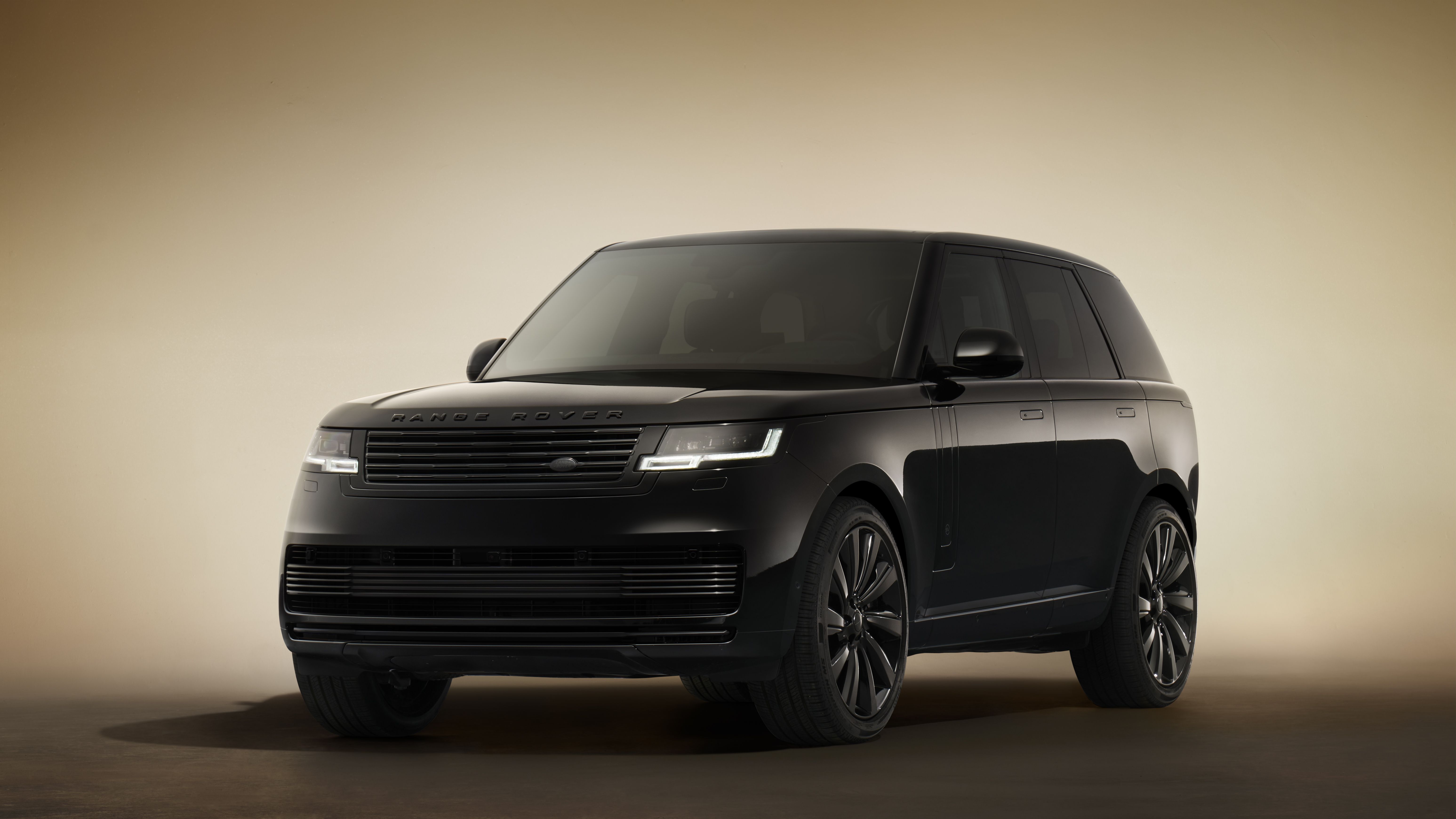 Range Rover SV Black 2025 A Bold Fusion of Luxury and Technology 1.jpg