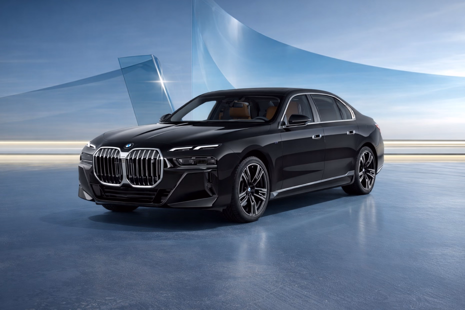 BMW 7 Series 2026 Sedan Bold Front Exterior View with LED DRLs