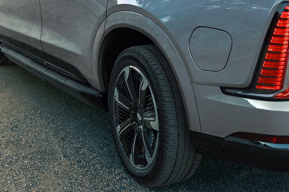 Cadillac ESCALADE IQL 2026 Aerodynamic alloy wheel design close-up