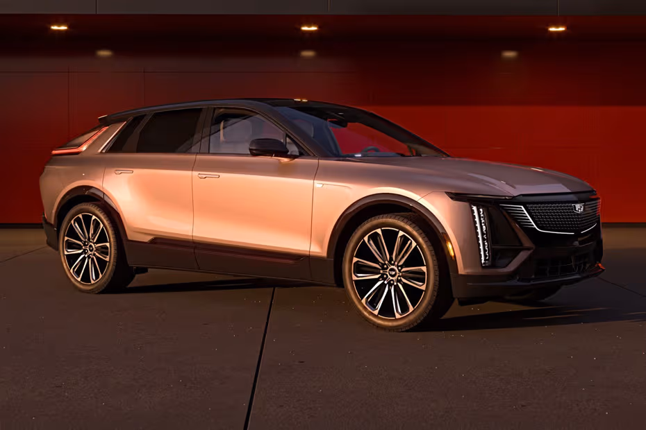 Cadillac LYRIQ 2026 Front Right Side Angle View