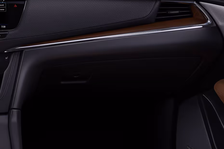 Cadillac XT6 2026 Closed glove compartment