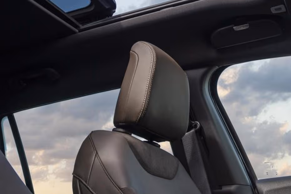 Jeep Commander 2026 interior front seat adjustable headrest.