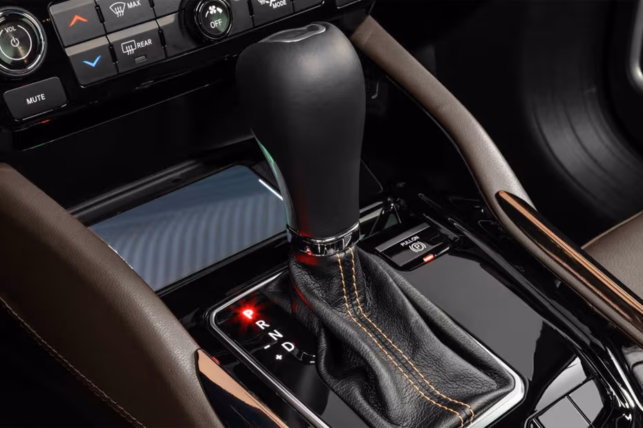 Jeep Commander 2026 interior gear selector shifter console