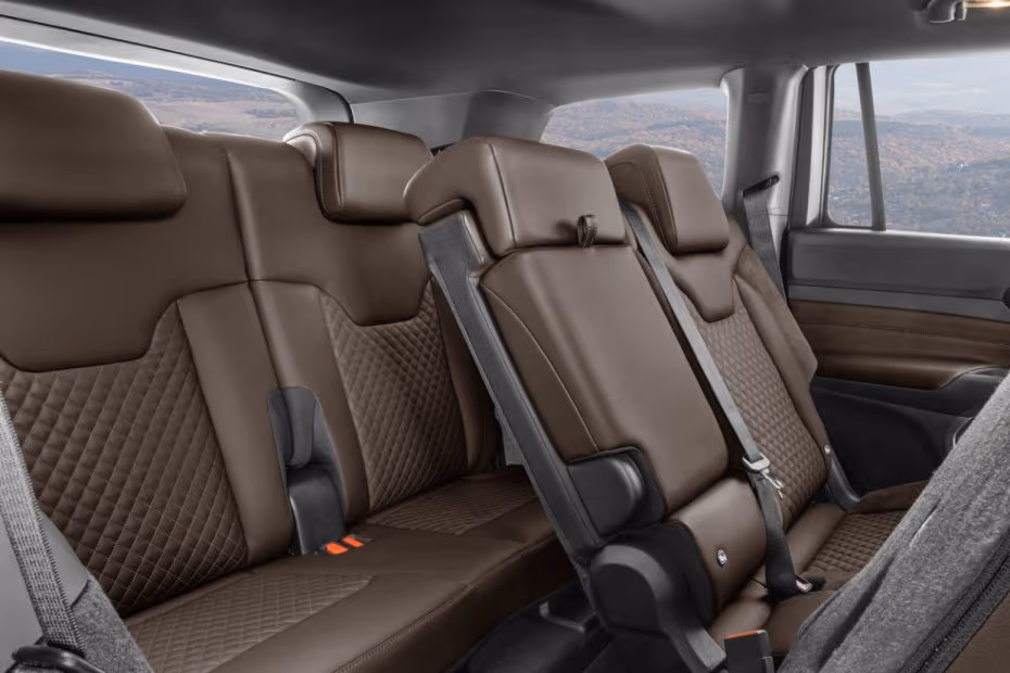 Jeep Commander 2026  Rear passenger seat view highlighting centre armrest