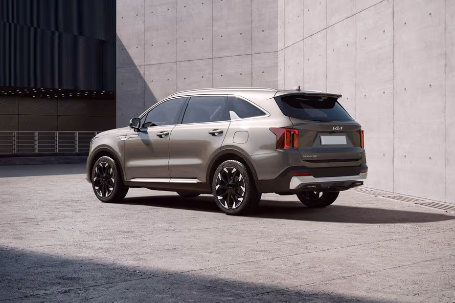 KIA Sorento 2026 Rear left side angle view showing taillights, tailgate and alloy wheels
