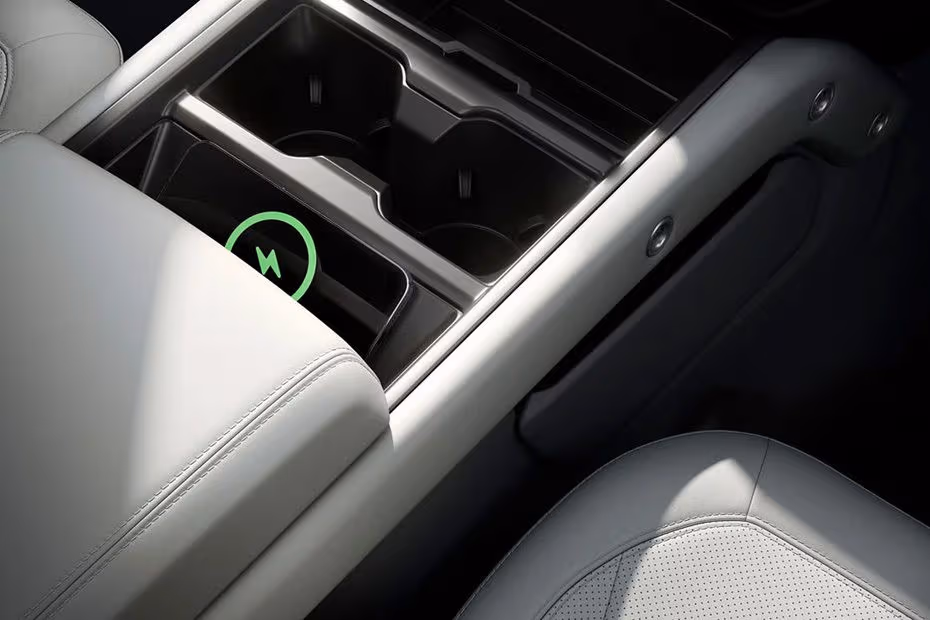 Land Rover DEFENDER 110 2026 Center Tunnel with attached Smartphone