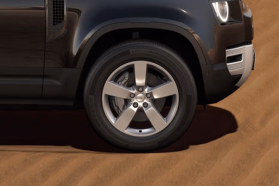 Land Rover DEFENDER 130 2026 Aerodynamic alloy wheel design close-up
