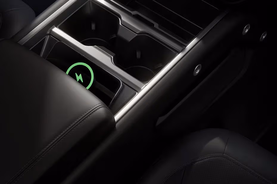 Land Rover DEFENDER 90 2026 Center Tunnel with attached Smartphone