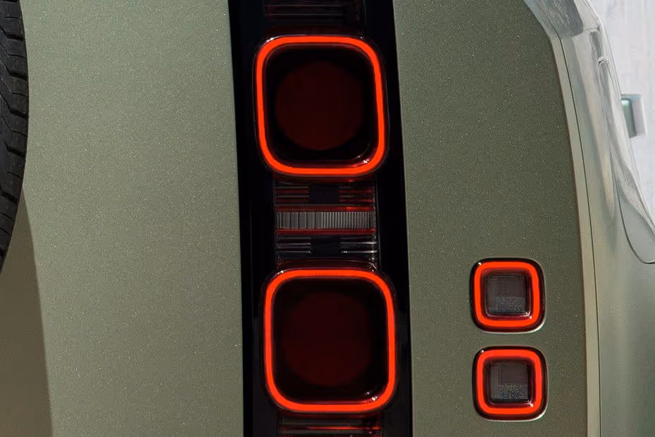 Land Rover DEFENDER 90 2026 Connected LED Taillight Close-up