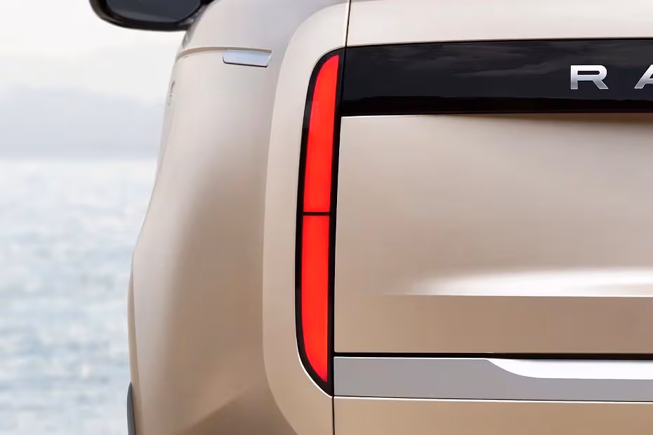 Land Rover Range Rover 2026 Connected LED Taillight Close-up