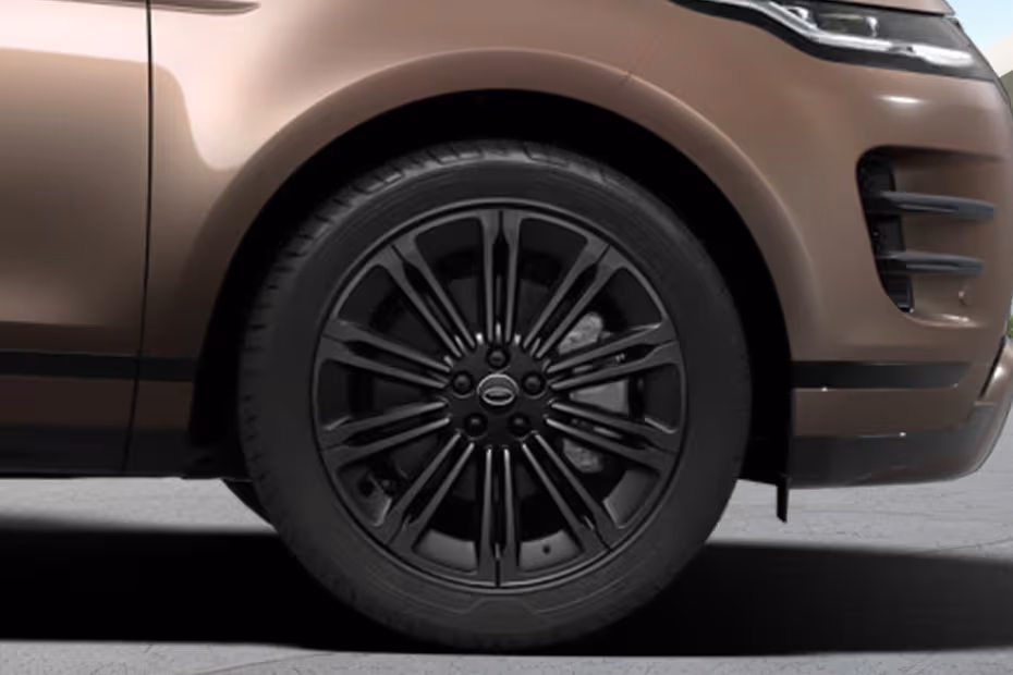 Land Rover RANGE ROVER EVOQUE 2026 Aerodynamic Alloy Wheel Design Close-up