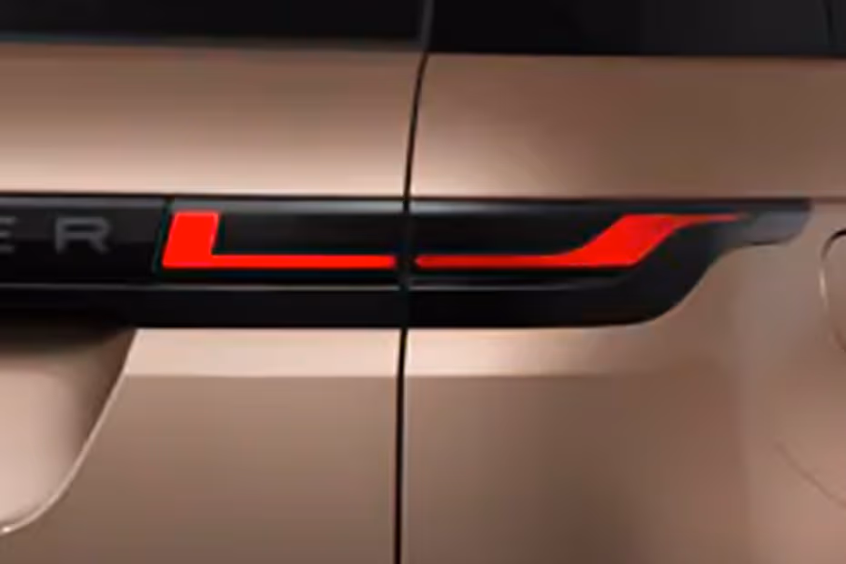 Land Rover RANGE ROVER EVOQUE 2026 Connected LED Taillight Close-up