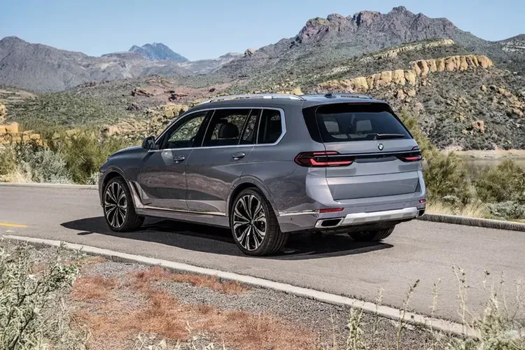 BMW X7 Left Rear Three Quarter