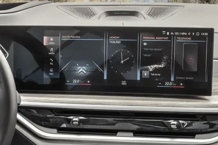 BMW X7 Stereo View