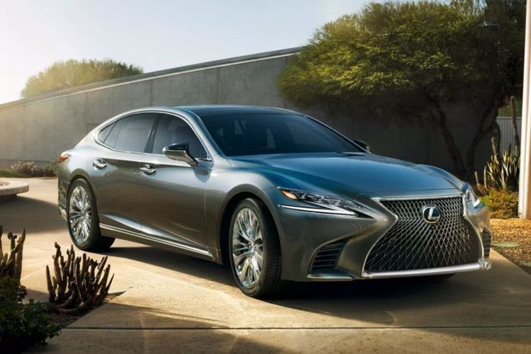 Lexus LS Front Right Side View