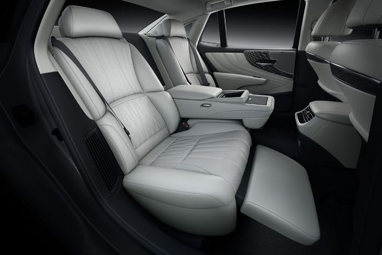 Lexus LS Rear Seat Side View