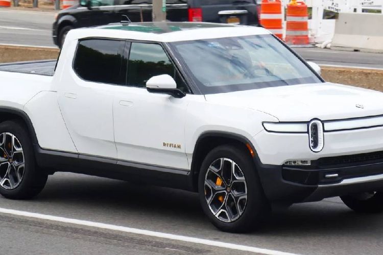 Rivian R1T Right Side Front View