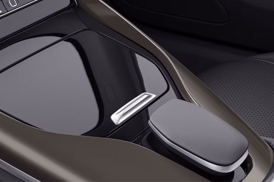 Mercedes-Benz AMG GT 2026 Central console gear shifter