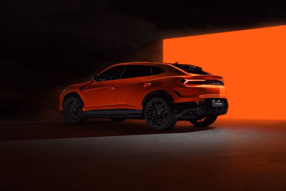 Lamborghini Urus 2026 Rear Right Side Angle View Showing Taillights, Tailgate and Alloy Wheels