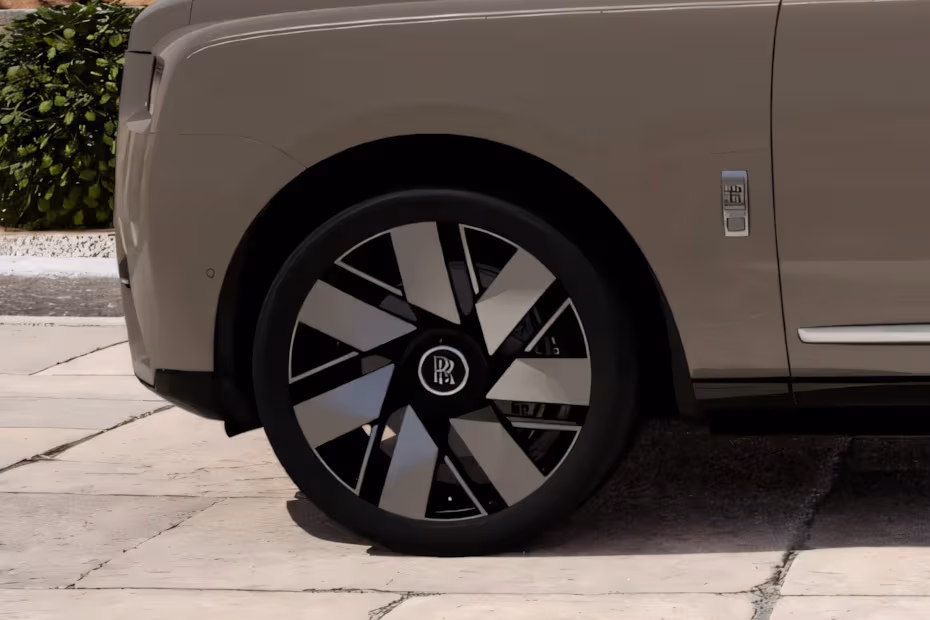 Rolls Royce Cullinan 2026 SUV Aerodynamic Alloy Wheel Design Close-up