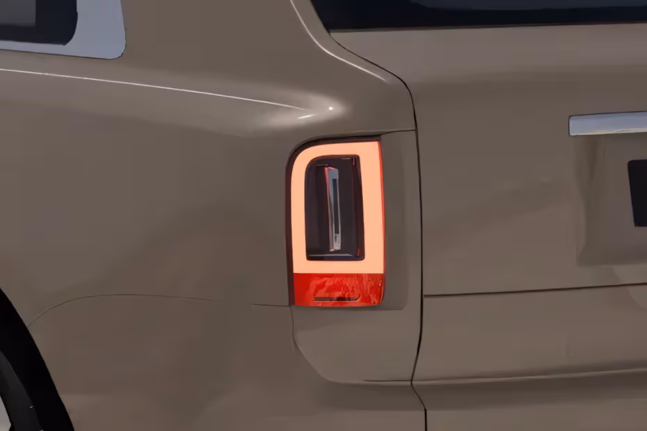 Rolls Royce Cullinan 2026 SUV Connected LED Taillight Close-up