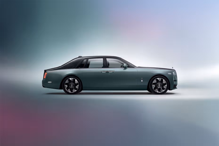 Rolls Royce Phantom 2026 Front Right Side Angle View
