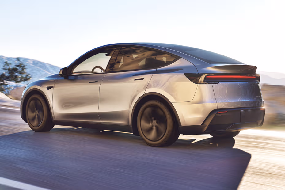 Tesla Model Y 2026 Rear Cross View