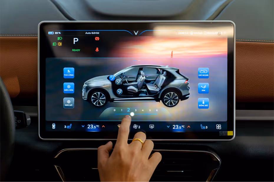 VINFAST VF8 2026 Floating Touchscreen Infotainment System