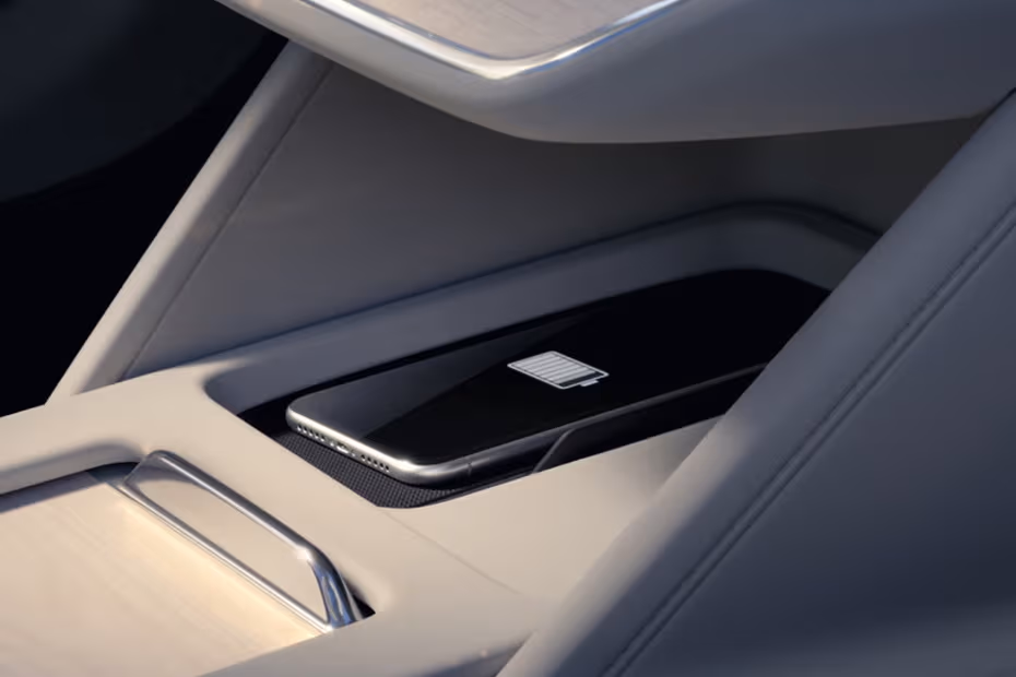 Volvo ES90 2026 Center Tunnel with attached Smartphone