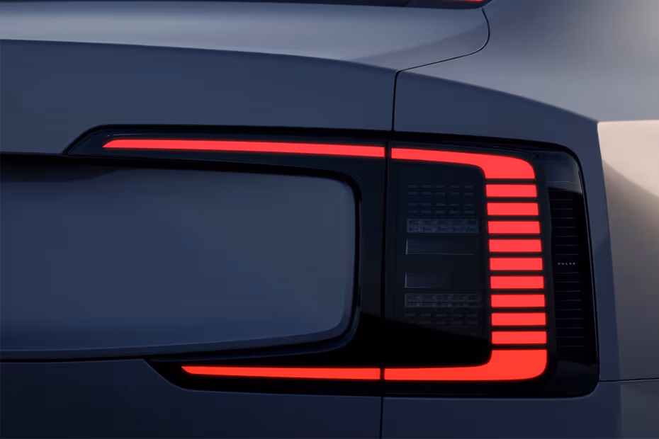 Volvo ES90 2026 Sedan taillight with sequential turn indicator