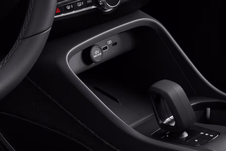 Volvo XC40 2026 Center Tunnel with attached Smartphone