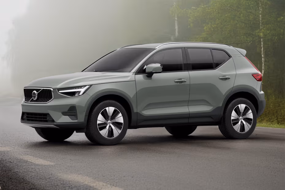 Volvo XC40 2026 front left side angle view