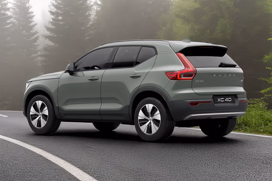 Volvo XC40 2026 rear left side angle view showing taillights, tailgate and alloy wheels