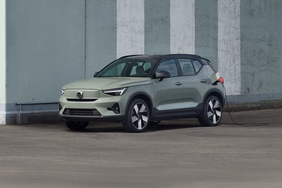 Volvo XC40 Recharge 2026 front left side angle view