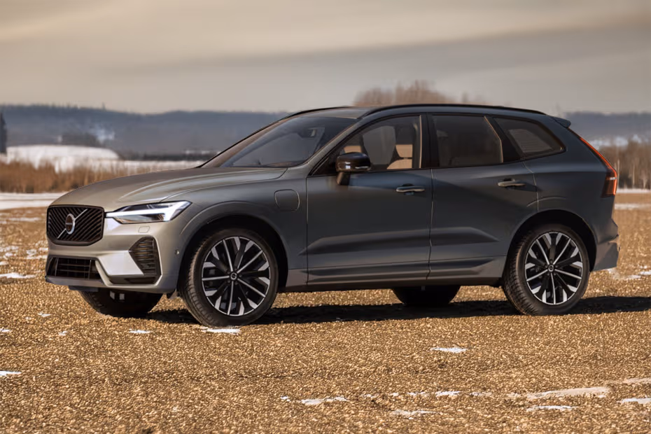 Volvo XC60 2026 front left side angle view