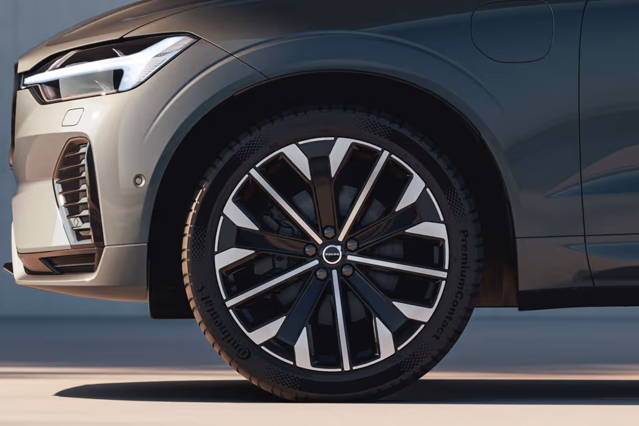 Volvo XC60 2026 Multi Spoke Alloy Wheel Design