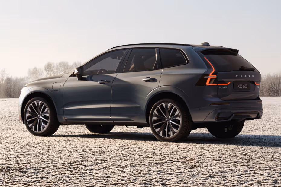 Volvo XC60 2026 rear left side angle view showing taillights, tailgate and alloy wheels