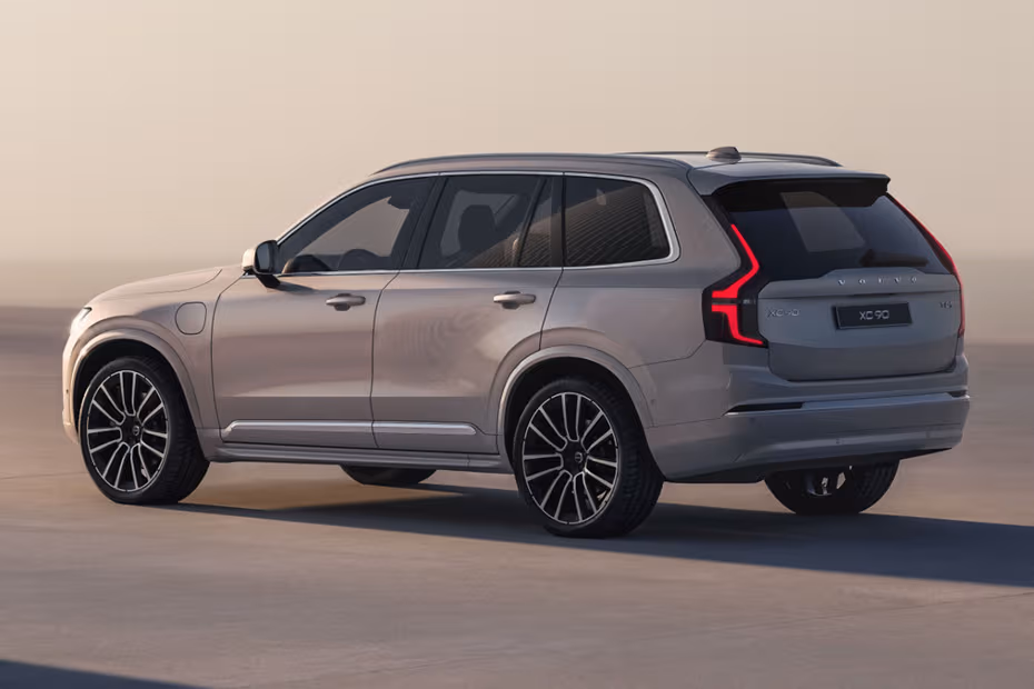 Volvo XC90 2026 rear left side angle view showing taillights, tailgate and alloy wheels